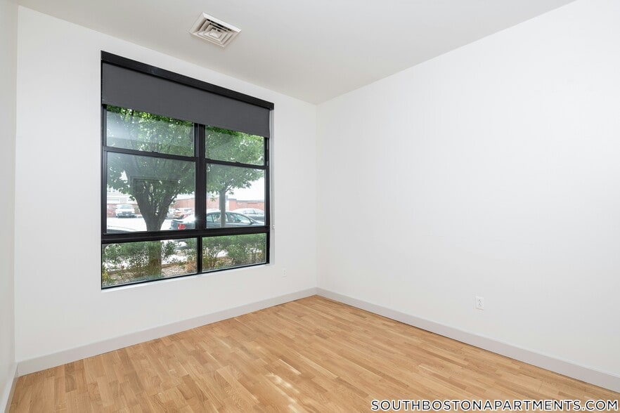 Building Photo - 320 D St