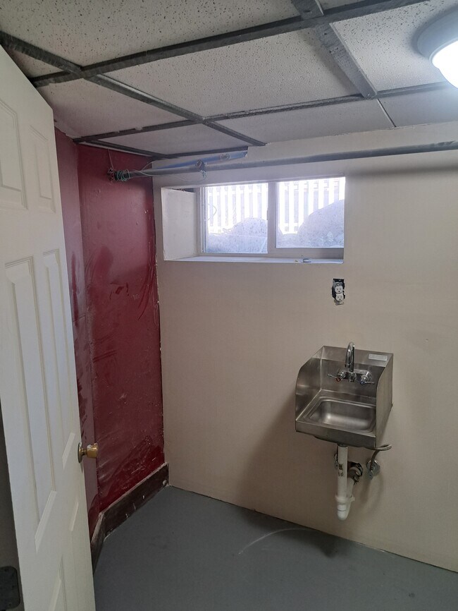 Building Photo - 104 N Farr Rd