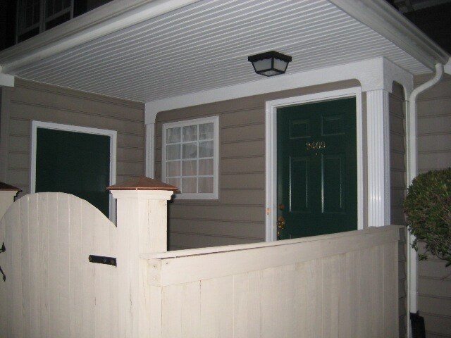 Building Photo - IMMACULATE END UNIT T.HOUSE STYLE CONDO