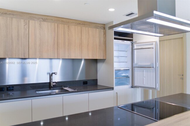 Building Photo - 1000 Brickell Plaza