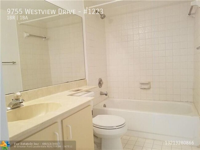 Building Photo - 9755 Westview Dr