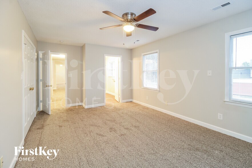 Building Photo - 4004 Deerfield St