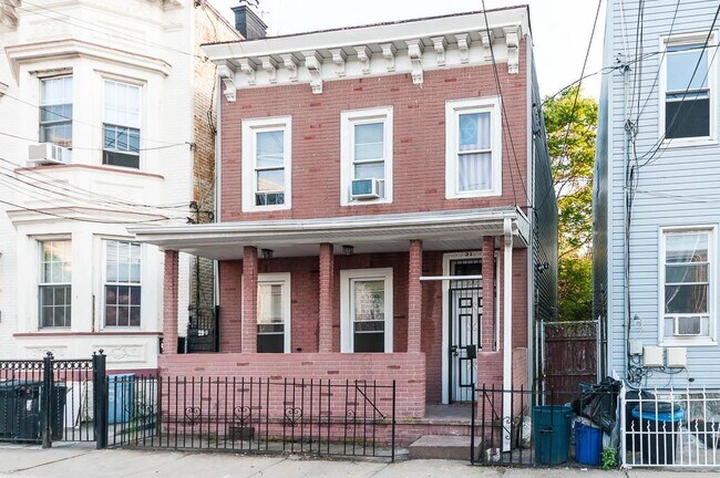 Primary Photo - 31 Hague St