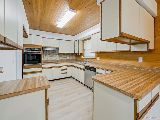 Building Photo - 7580 Thornwood St