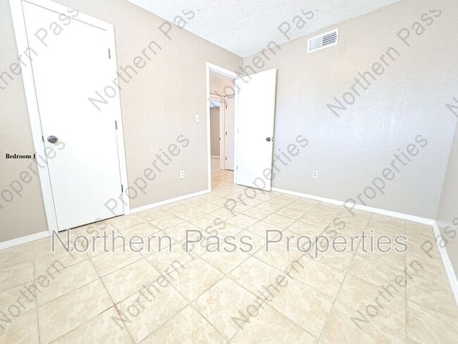 Building Photo - 810 Elm St