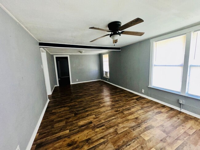 Building Photo - 3 bedroom one bath