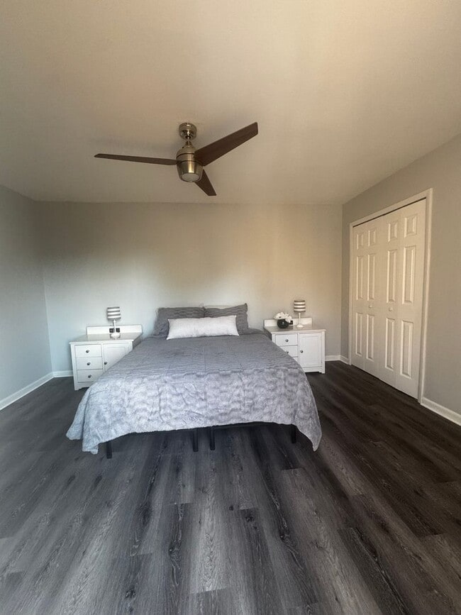 Building Photo - Spacious & Beautifully Updated Townhome in a Prime Location!