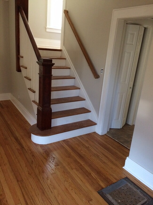 Building Photo - Spacious 4BR 2 Bath Colonial