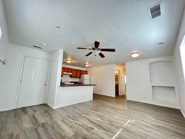 Building Photo - 1038 Palomas Dr SE