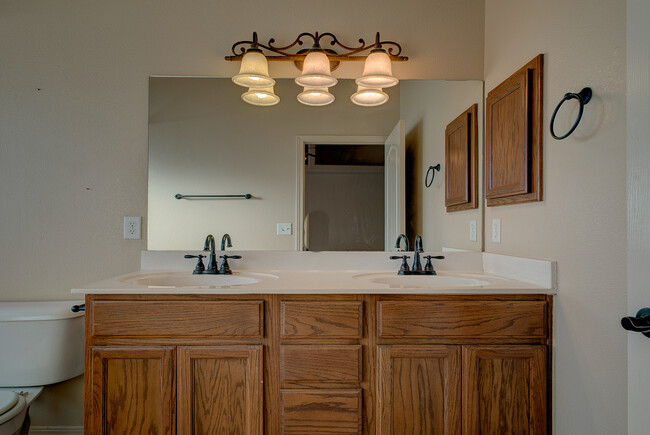 Building Photo - Eastside 3 Bedroom 2.5 Bath