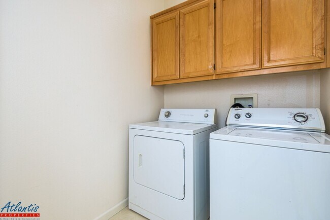 Building Photo - Beautiful Home | Remodeled Kitchen | Centr...