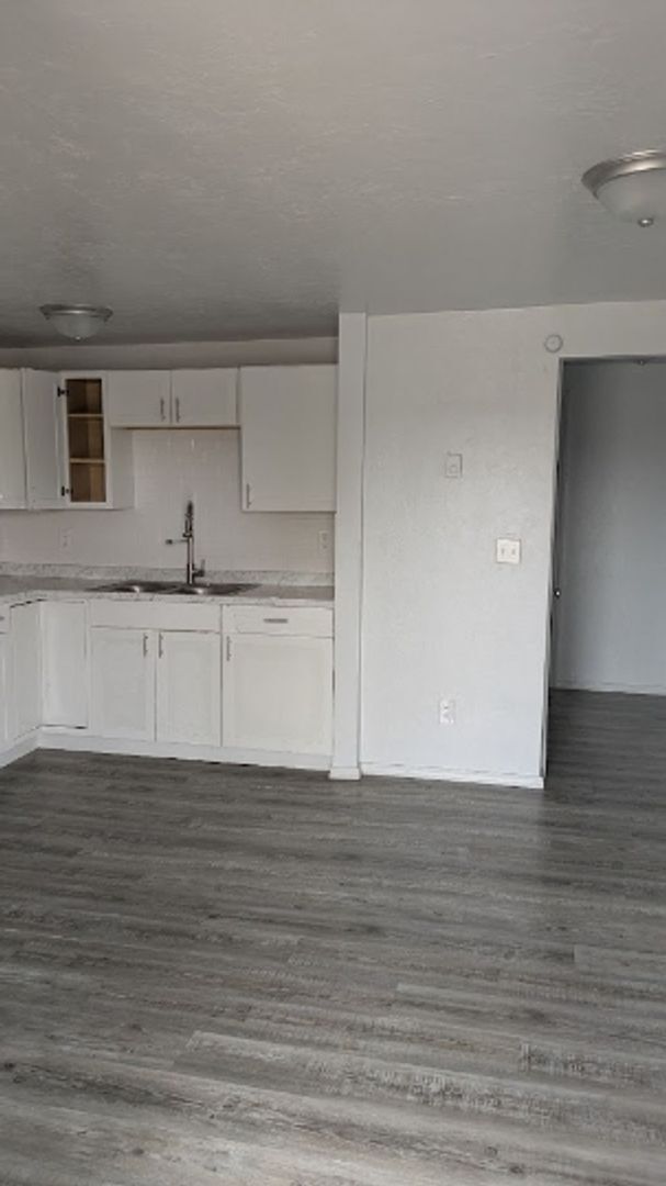 Building Photo - 6111 S Klein Ave