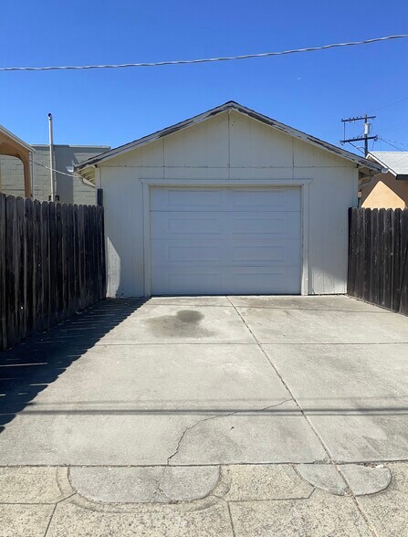 detached garage - 1234 Georgia St