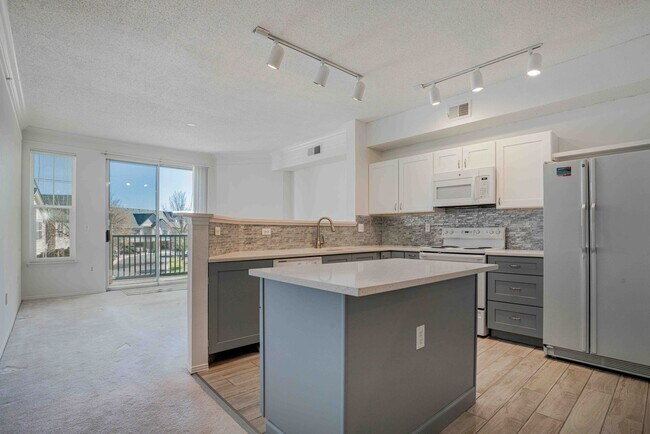 Building Photo - Townhouse for Rent in a Gated Community of...