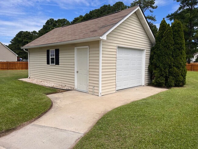 Building Photo - Avail NOW'n ROCK CREEK!