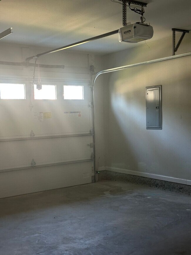 Building Photo - 3 Bedroom with extra Office Space AVAILABL...