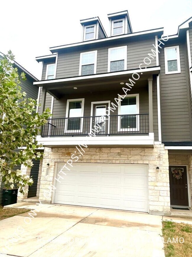 Building Photo - AVAILABLE NOW! Tri-Level 3 Bedroom / 3.5 B...