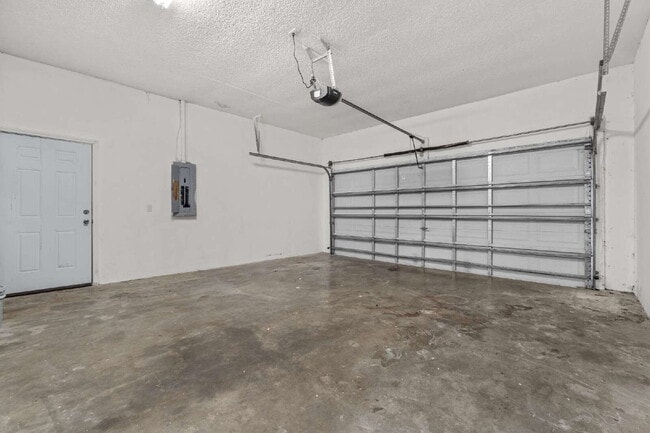 Building Photo - 3BR, 2BA available now in Silver Springs Shores