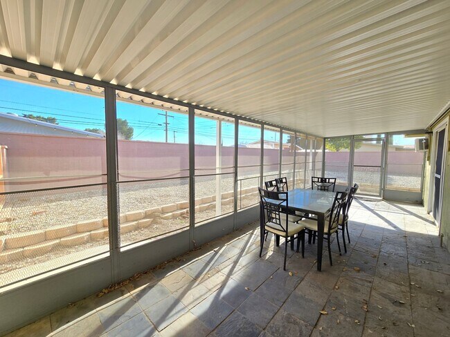 Building Photo - 2010 W Lumber St