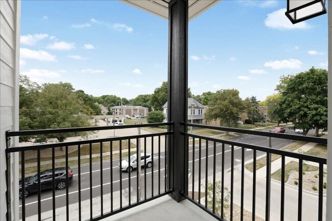 Building Photo - 302 W Clark St