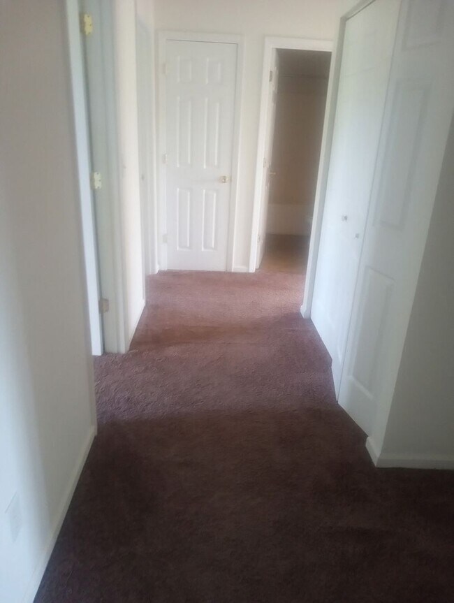 Building Photo - 4 Bedrooms 3.5 Bathrooms FOR RENT