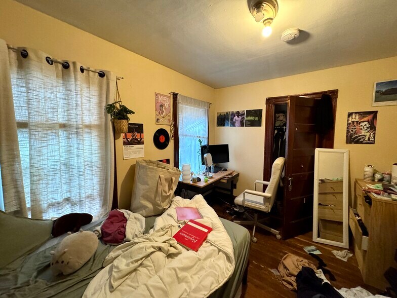 Building Photo - 195 College Ave