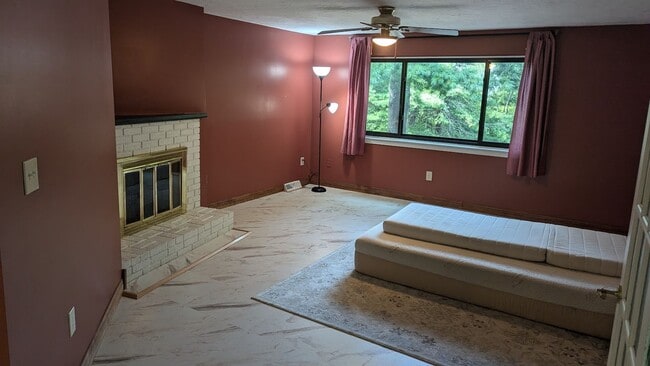 Building Photo - ***Please Respond Directly to the Online L...