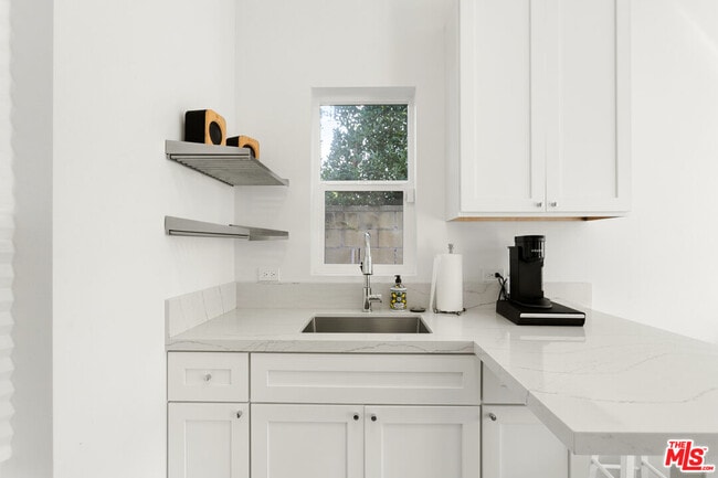 Building Photo - 460-460 N Alfred St