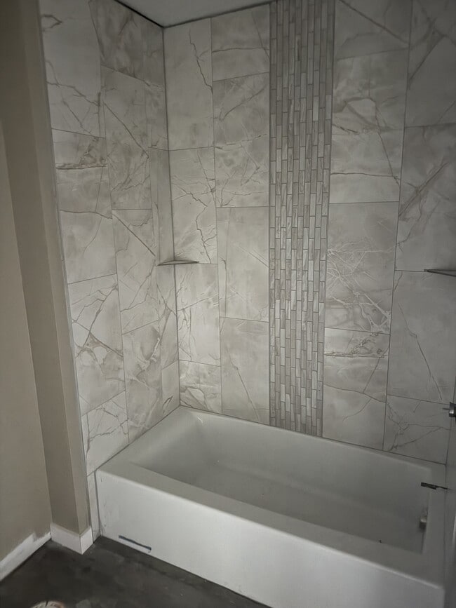 Building Photo - 6290 Davis Creek Rd