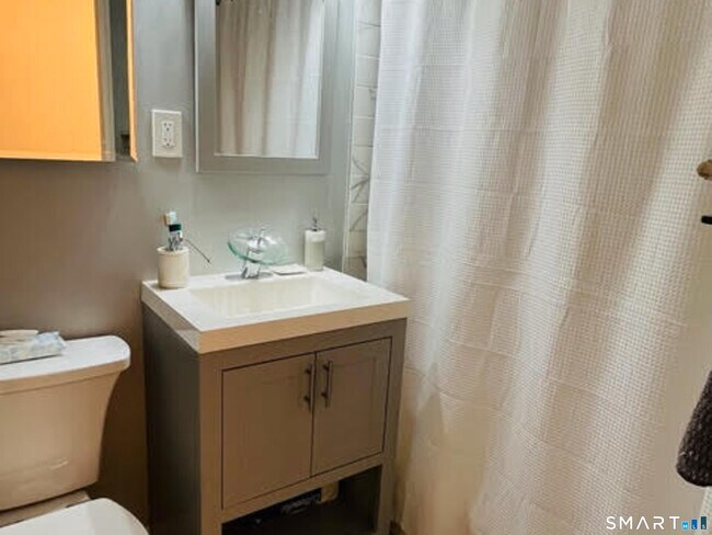 Building Photo - 91 Strawberry Hill Ave