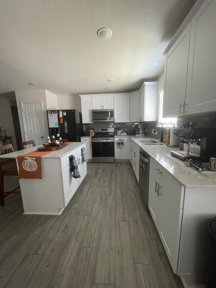 Building Photo - 1813 Acacia Dr