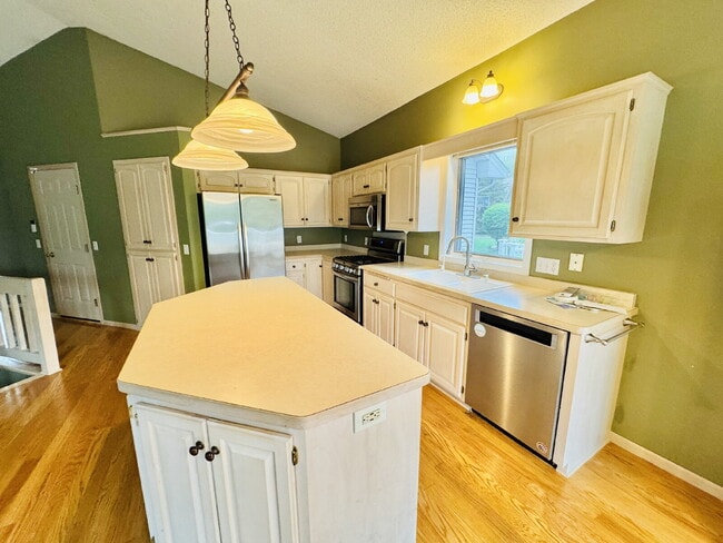 Building Photo - 9120 Trotters Ln