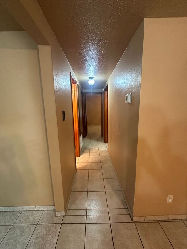 Building Photo - 16881 Beau-Kay Dr
