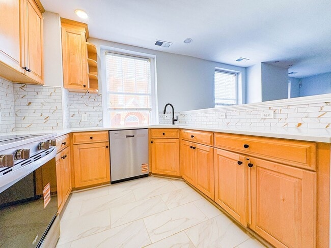 Building Photo - FIRST MONTH RENT FREE! Downtown Living! 2 Bedroom 2 Bath Apartment (No Pets)