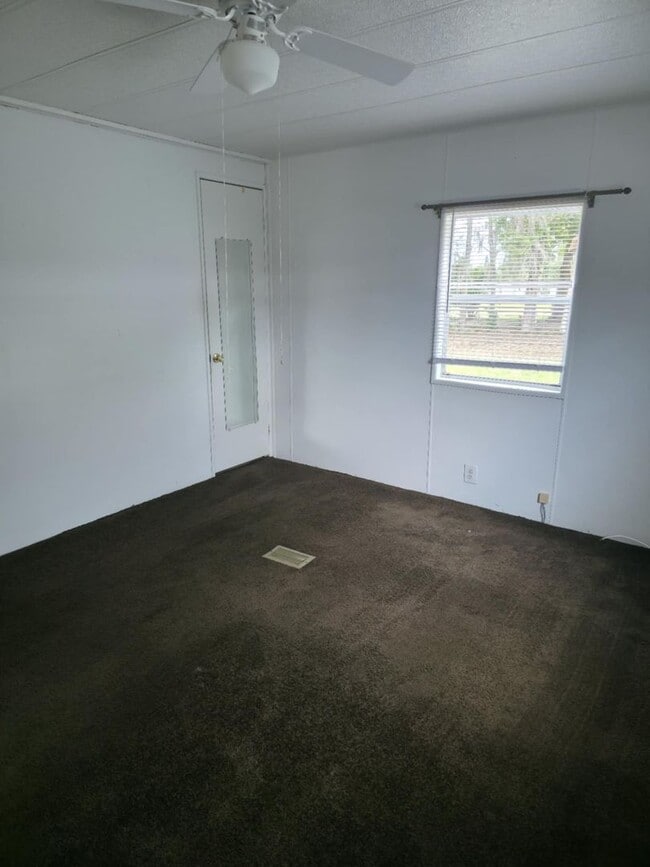 Building Photo - 2 BEDROOM 2 BATHROOM ON THE GOLF COURSE