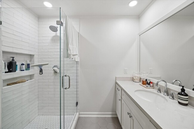 Building Photo - 3110 Castlewood St