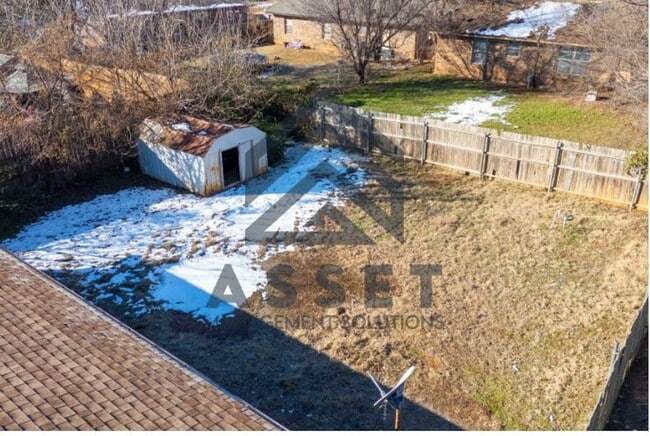 Building Photo - 5 Bedroom House Available Now