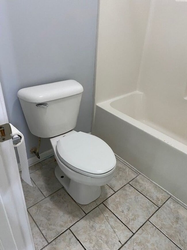 Building Photo - Welcome to this charming 3 bedroom, 2 bath...