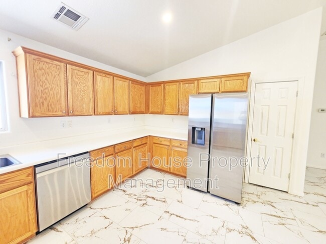 Building Photo - 600 San Lorenzo St