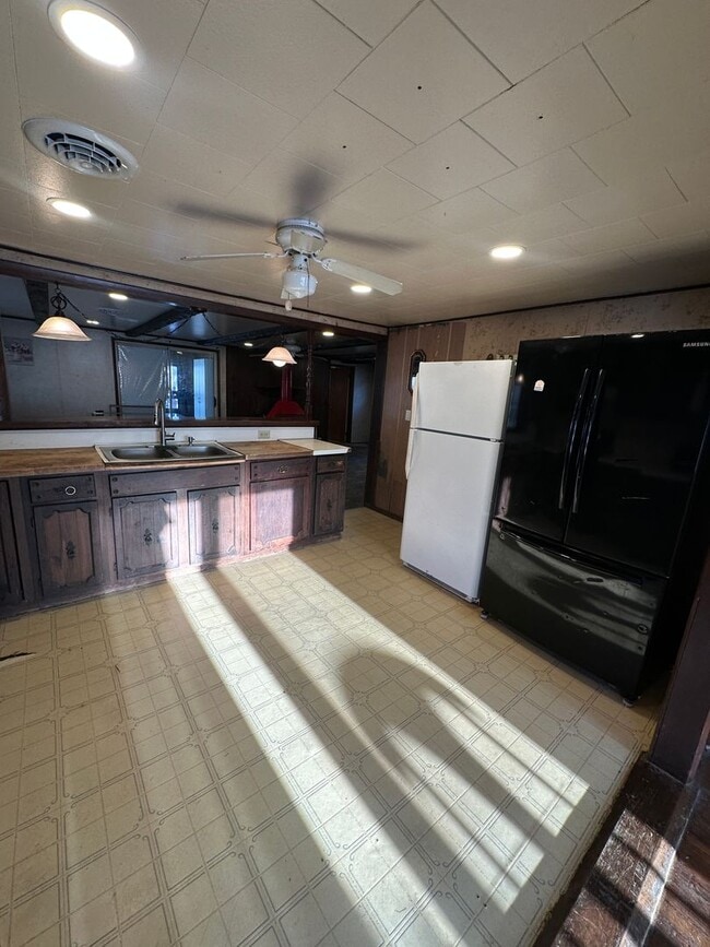 Building Photo - 2 bedroom 1 bathroom in Carlisle with In-ground Pool!