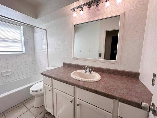 Building Photo - 208 Cherrywood Dr