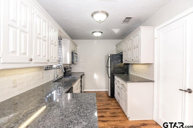 Building Photo - 5827 Hollytree Dr