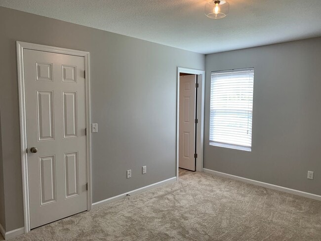Building Photo - 3 bedroom/2 bath home
