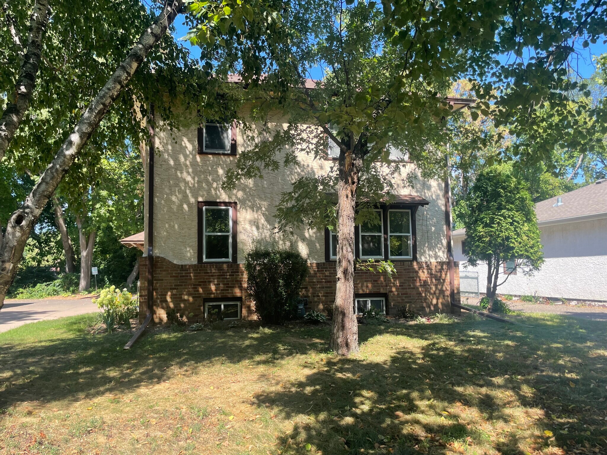 Front View - 261 Robie St W