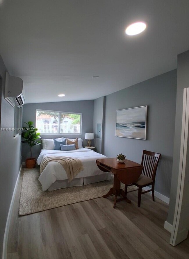 Building Photo - 3052 SW 6th St