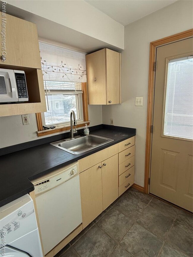 Building Photo - 12050 Cavell St