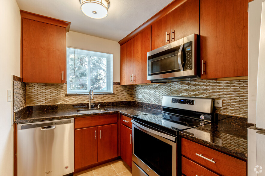 2BR, 1BA - 950SF - Kitchen - Paragon Apartments