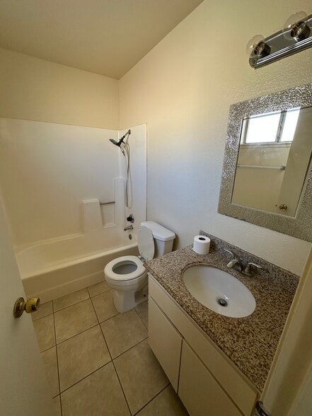 Building Photo - 2046 S Bon View Ave