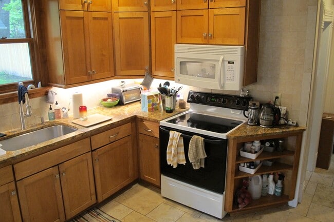 Kitchen with plenty of storage - 700 Illinois St