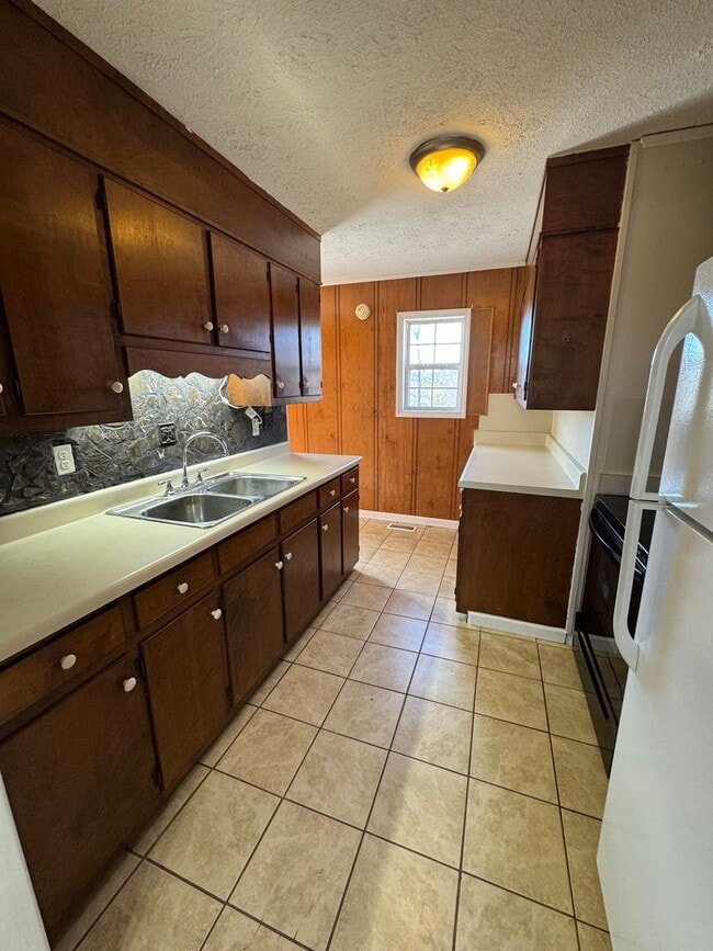 Building Photo - Spacious 4-Bedroom Rural Home on Private Acreage